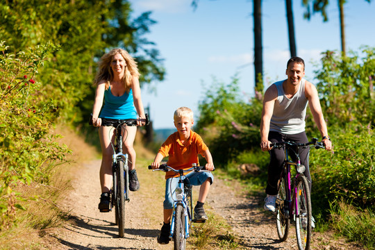 一个夏天，一家人带着孩子骑着自行车，穿着运动服，他们在运动