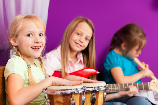 孩子们-姐妹-在家里做音乐，他们正在练习弹吉他，邦戈和长笛作为乐器