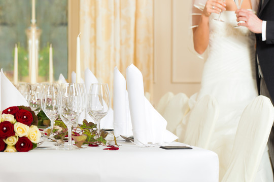 用新娘花束装饰的婚宴上的婚宴桌