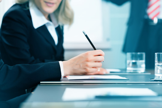 商务会议-在办公室，律师或律师讨论文件或合同协议
