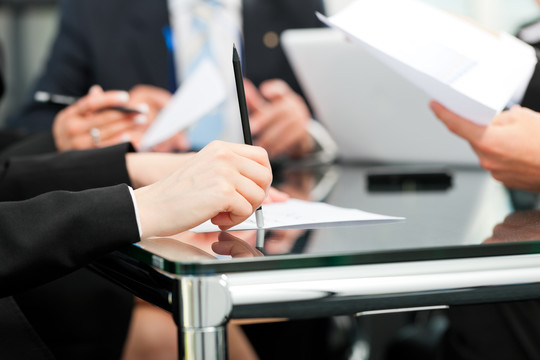 商务会议-在办公室，律师或律师讨论文件或合同协议