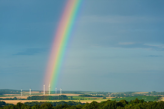 彩虹和电动风车在夏日的奇景中