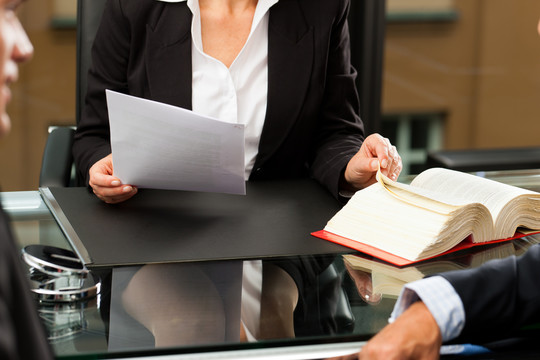 成熟的女律师或公证人，委托人在其办公室接受咨询