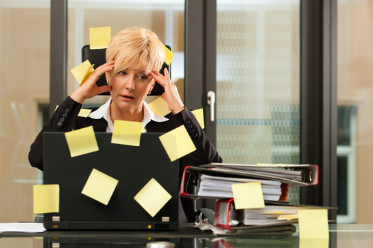 办公室有压力的女性——多任务和时间管理