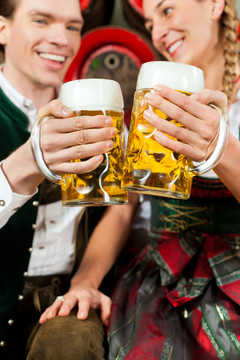 享受慕尼黑啤酒节的人民