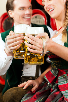享受慕尼黑啤酒节的年轻人