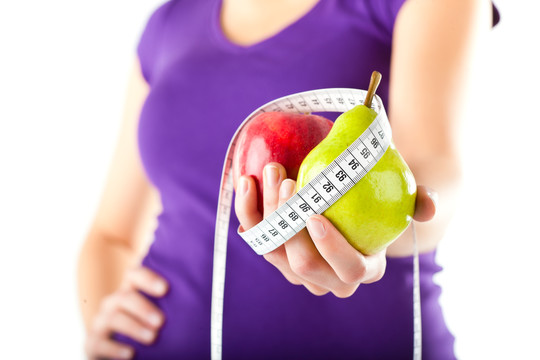 健康饮食-带苹果梨和卷尺的女人