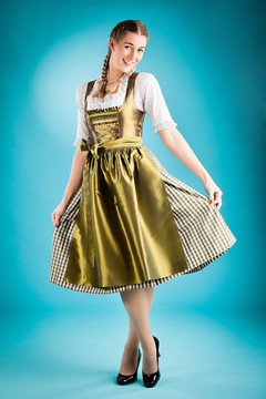 穿着传统巴伐利亚服装的年轻女子-迪恩德尔或特雷希特-摄影棚拍摄