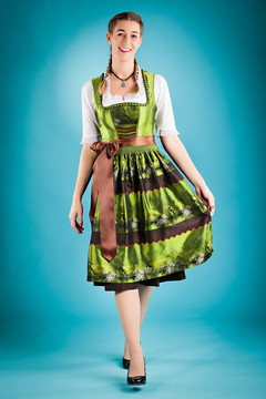 穿着传统巴伐利亚服装的年轻女子-迪恩德尔或特雷希特-摄影棚拍摄