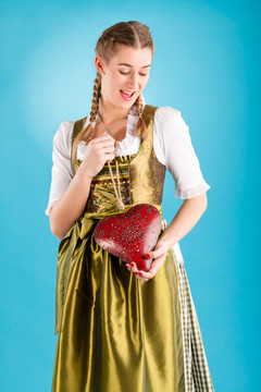 穿着巴伐利亚传统服装的年轻女子——有情人节情怀的迪恩德尔或特雷希特