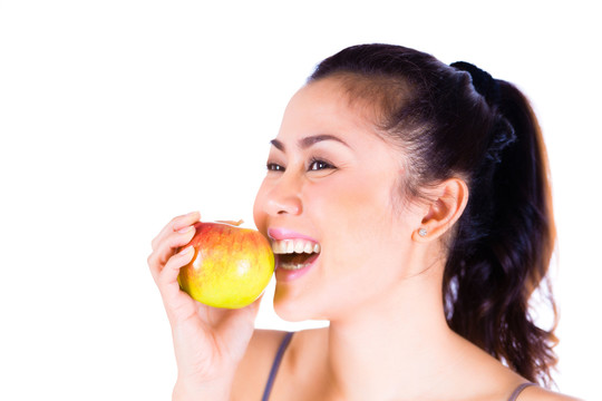 快乐的亚洲女人吃苹果的画像