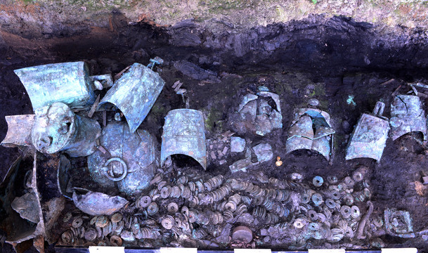 銅半兩編鐘銅壺出土現場