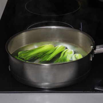 鲍鱼衬菜烹饪过程