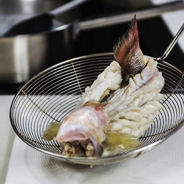 醋搂鱼烹饪过程