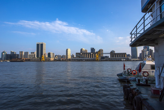 上海黄浦江畔建筑及轮船