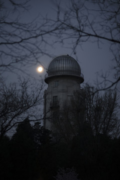 黎明清华大学天文台旁的圆月