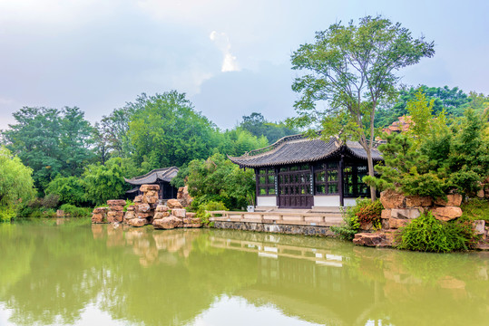 江苏扬州瘦西湖风景区石壁流淙