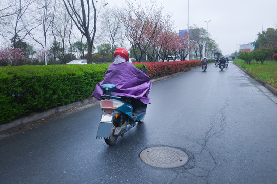 通勤赶路的人