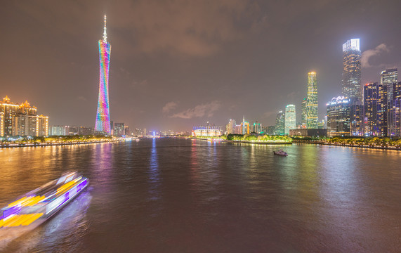 广州塔两岸建筑与珠江夜游船