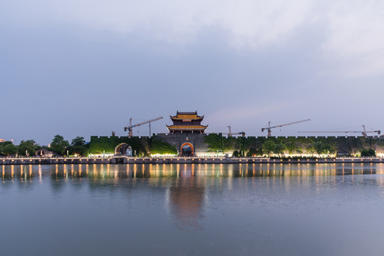 中国苏州的相门城墙和护城河夜景