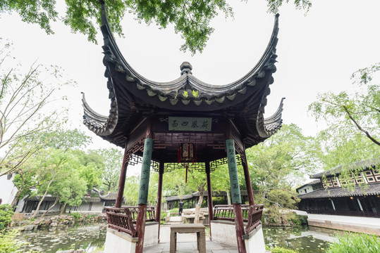 中国苏州拙政园的古建筑