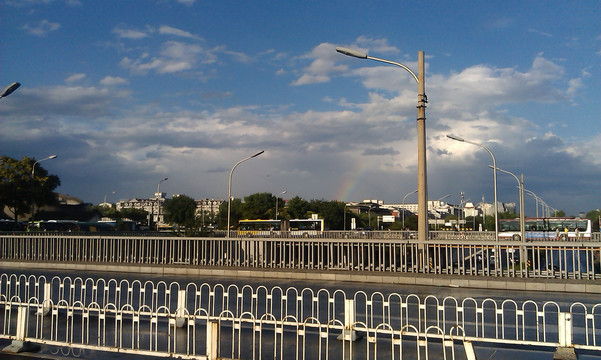 桥上的彩虹