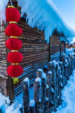 木屋积雪红灯笼