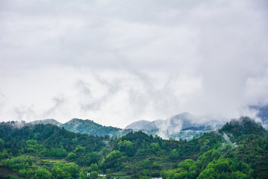 云雾缭绕山