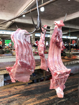 市场卖猪肉排骨