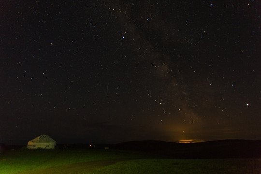 草原蒙古包黎明星空