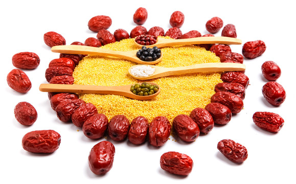 红枣黄米上的杂粮组合背景素材