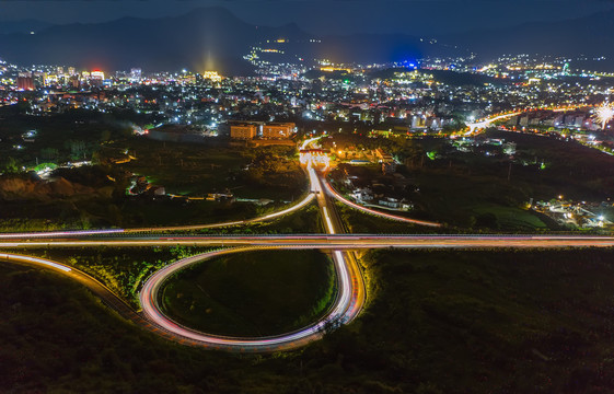 高速出口夜景灯光车轨光绘