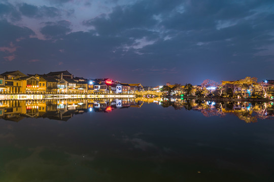 云南建水小桂湖夜景