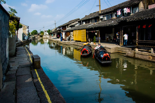 浙江安昌古镇河道乌篷船