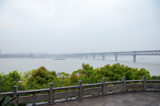 长江江畔