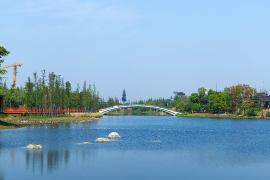 成都锦城公园湖景