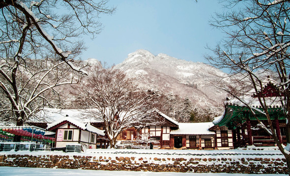 韩式建筑物雪景