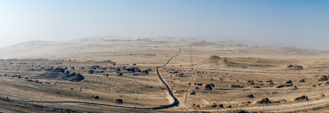 青甘大环线上的沙漠戈壁全景图