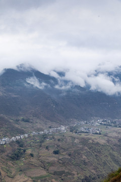 云雾缭绕山脉与民居
