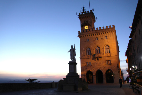日落黄昏中的欧洲建筑教堂城堡