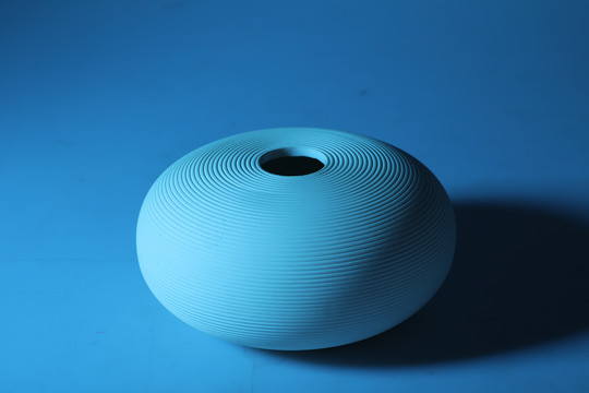 蓝光下的横纹陶罐