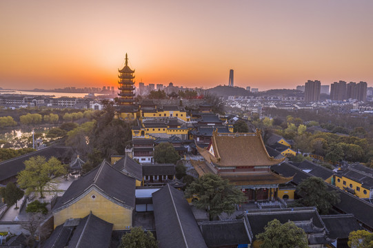 日出金山寺摄影图