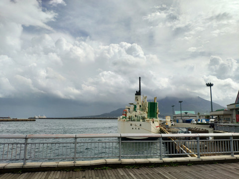 火山对岸的码头