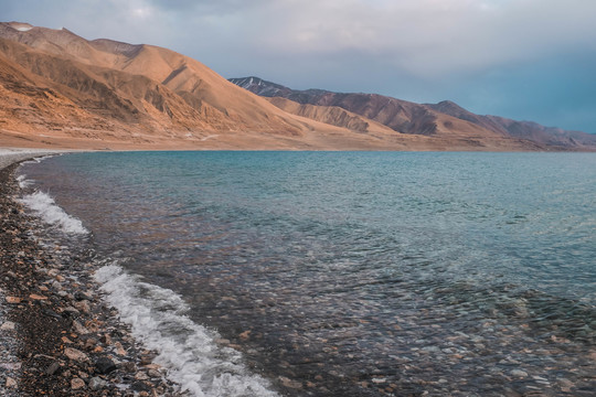 西藏高山湖泊