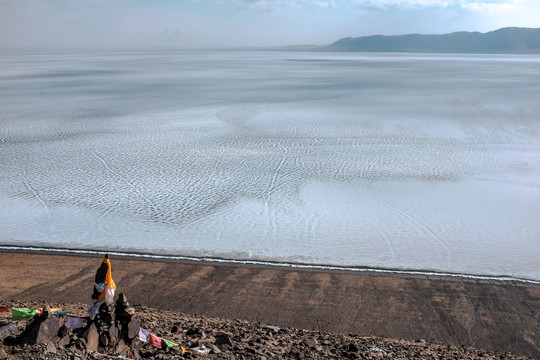 西藏冰封湖泊