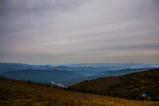 阴云下的山峦