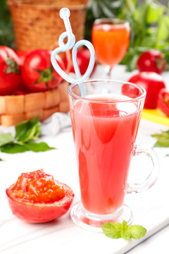 粉色西红柿果汁