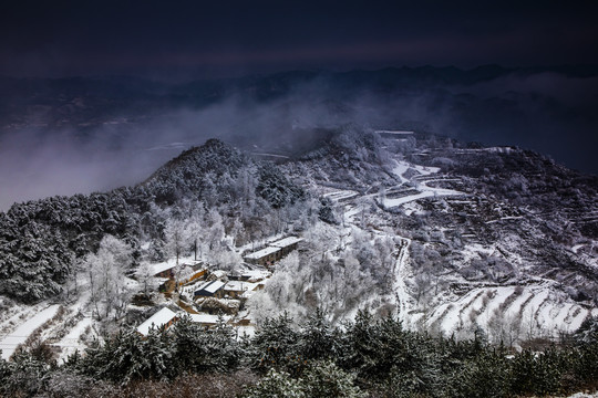 雪中的山村