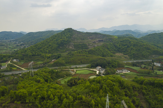 大山下的高速公路