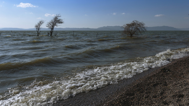 蓝天滇池风与浪